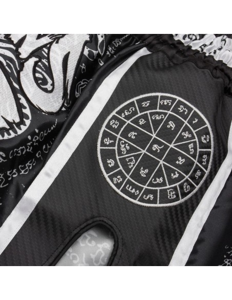 8 Weapons Sak Yant Tigers - Pantaloncini Muay Thai Carbon da comprare online