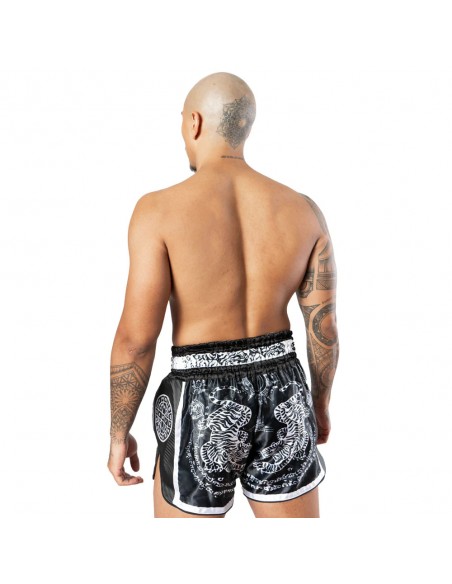 8 Weapons Sak Yant Tigers - Pantaloncini Muay Thai Carbon da comprare online