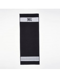Italian flair in the gym: the black Leone Flag ring towel 2