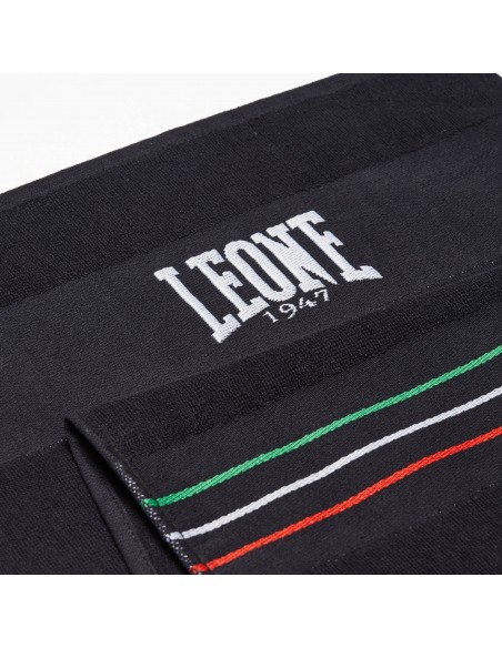 Italian flair in the gym: the black Leone Flag ring towel