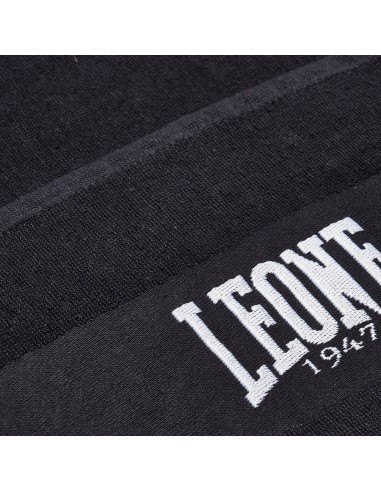 Italian flair in the gym: the black Leone Flag ring towel