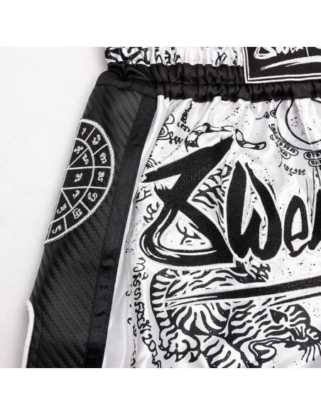 8 Weapons Sak Yant Tigers - Pantaloncini Muay Thai Carbon da comprare online