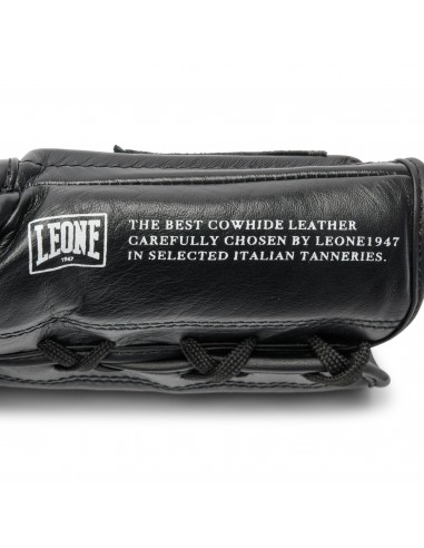 The Greatest boxing gloves in black: lace fastening