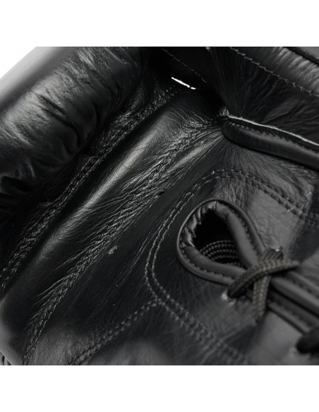 The Greatest boxing gloves in black: lace fastening