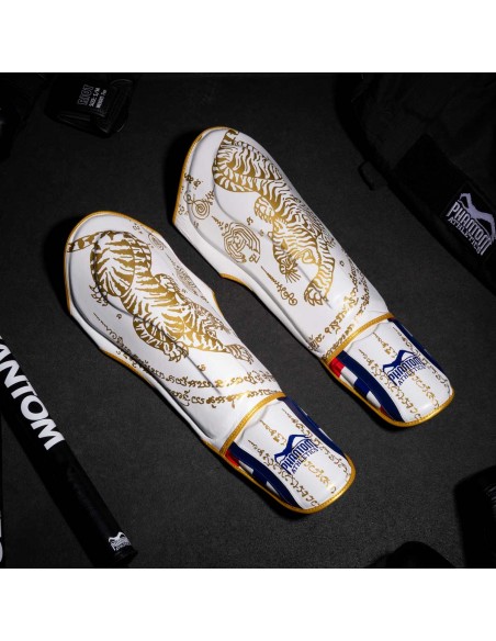 Protège-tibias Muay Thai avec design traditionnel Sak-Yant