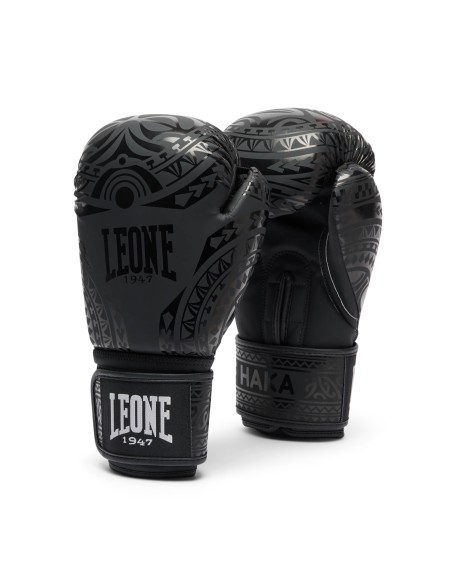 Discover the world of boxing with Haka boxing gloves in black