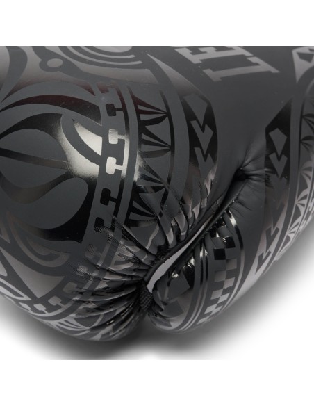 Discover the world of boxing with Haka boxing gloves in black