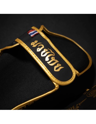 Protège-tibias Muay Thai avec design traditionnel Sak-Yant
