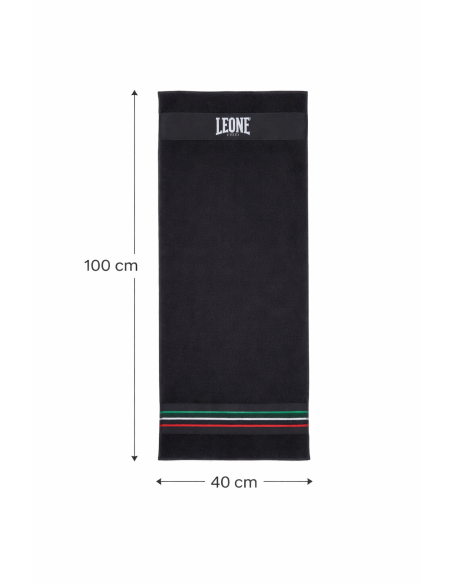 Italian flair in the gym: the black Leone Flag ring towel