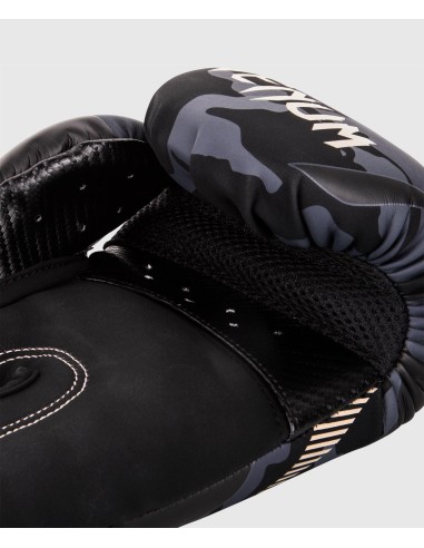 Acquista online i guantoni da boxe Venum Impact Dark Camo.