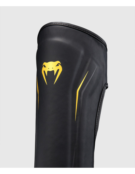 Acquista i parastinchi Venum G-Core per kickboxing e thai boxe.