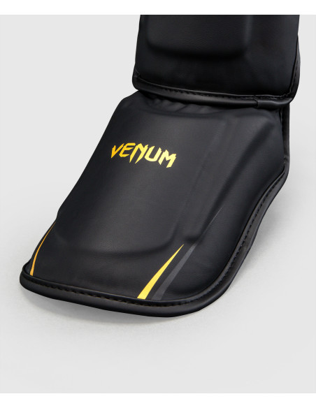 Acquista i parastinchi Venum G-Core per kickboxing e thai boxe.