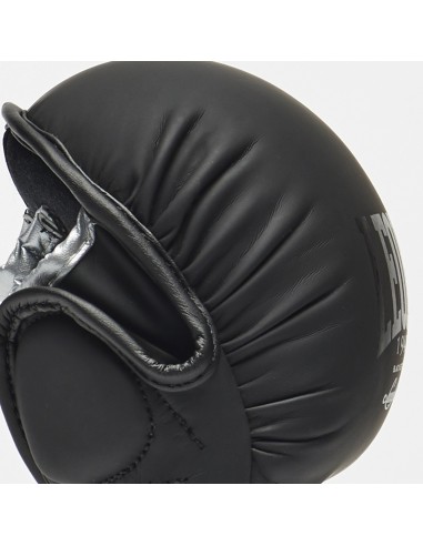 Découvre la protection sparring ultime : le gant Leone Black Edition