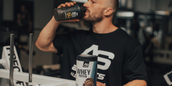 Le migliori proteine per i tuoi obiettivi sportivi: Proteine multicomponente vs. proteine del siero del latte