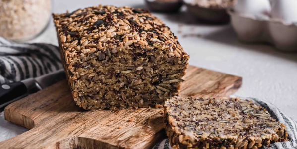 Pain protéiné à l'épeautre complet et aux noix - délicieux et nourrissant !
