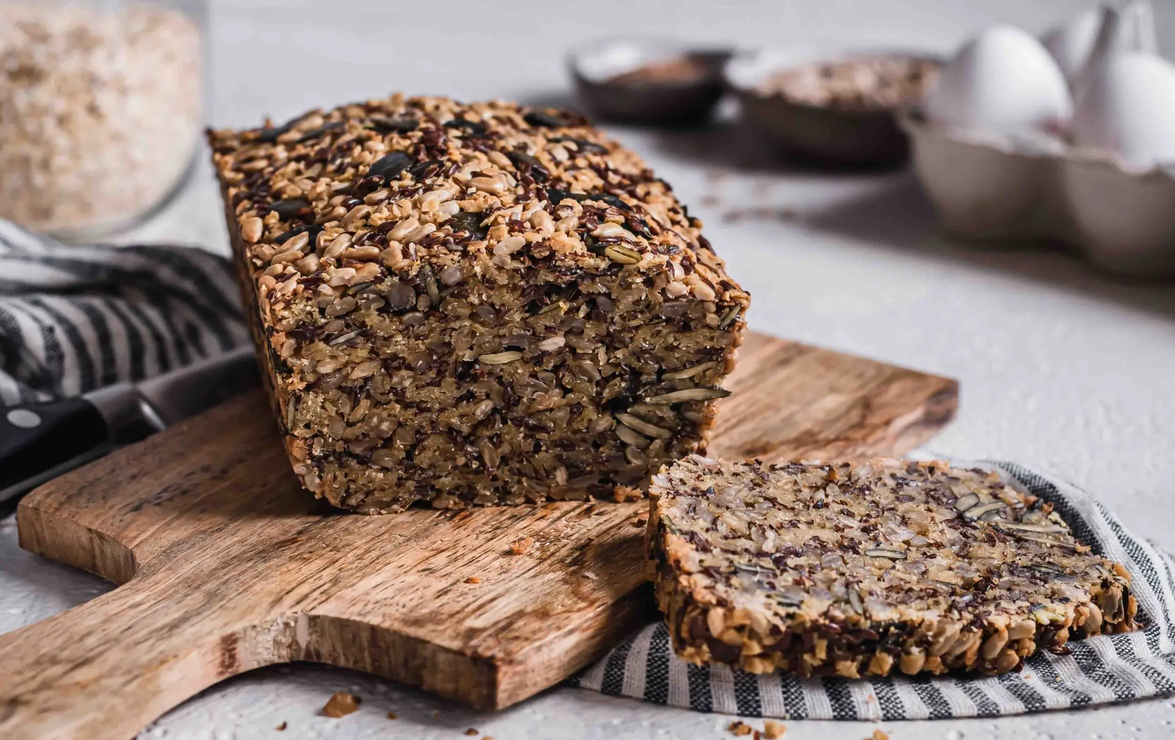 Pain protéiné à l'épeautre complet et aux noix - délicieux et nourrissant !